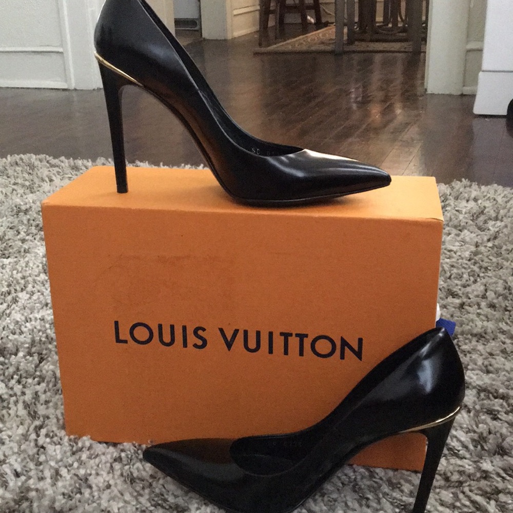 Louis Vuitton Leather Eyeline Pumps
